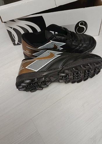 tek ebat Beden Siyah Bağcıklı Erkek Futbol Ayakkabısı