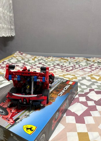 Kırmızı LEGO Technic Ferrari Modeli - Görsel 3