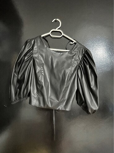 Sırt detay deri crop bluz
