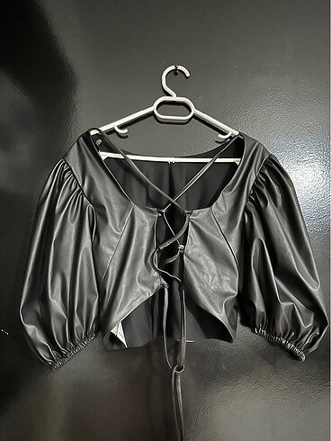 Mavi Jeans Sırt detay deri crop bluz