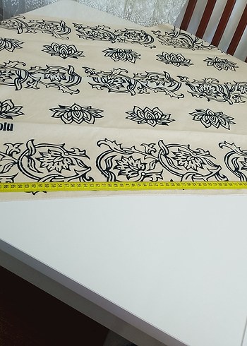 Beden Beyaz Üzerine Koyu Baskılı Masa Örtüsü