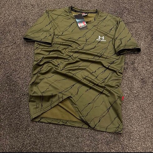 Under Armour Tshirt