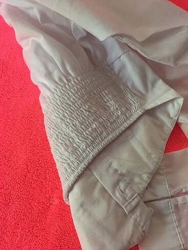 Beyaz gömlek ve siyah deri şort - Görsel 5