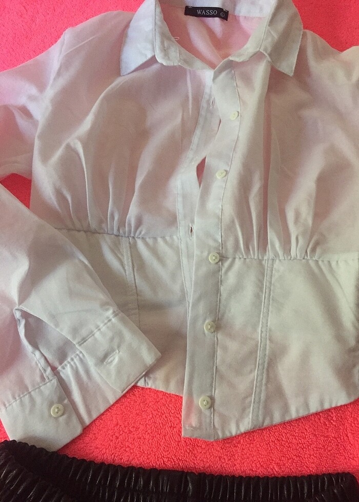 Beyaz gömlek ve siyah deri şort - Görsel 4