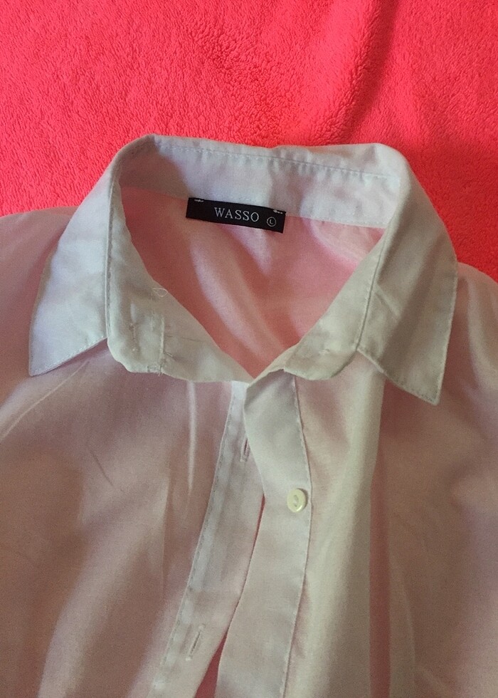 Beyaz gömlek ve siyah deri şort - Görsel 2