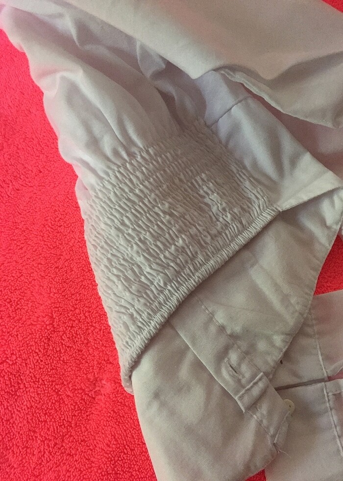 Beyaz gömlek ve siyah deri şort - Görsel 5