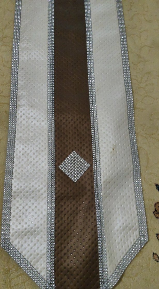 Kahverengi İşlemeli Masa Örtüsü - Görsel 2