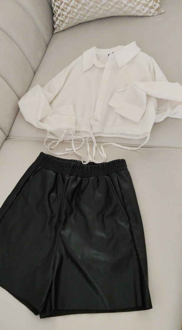 Kemer Detaylı Siyah Deri Şort gömlek hediyesidir - Görsel 2