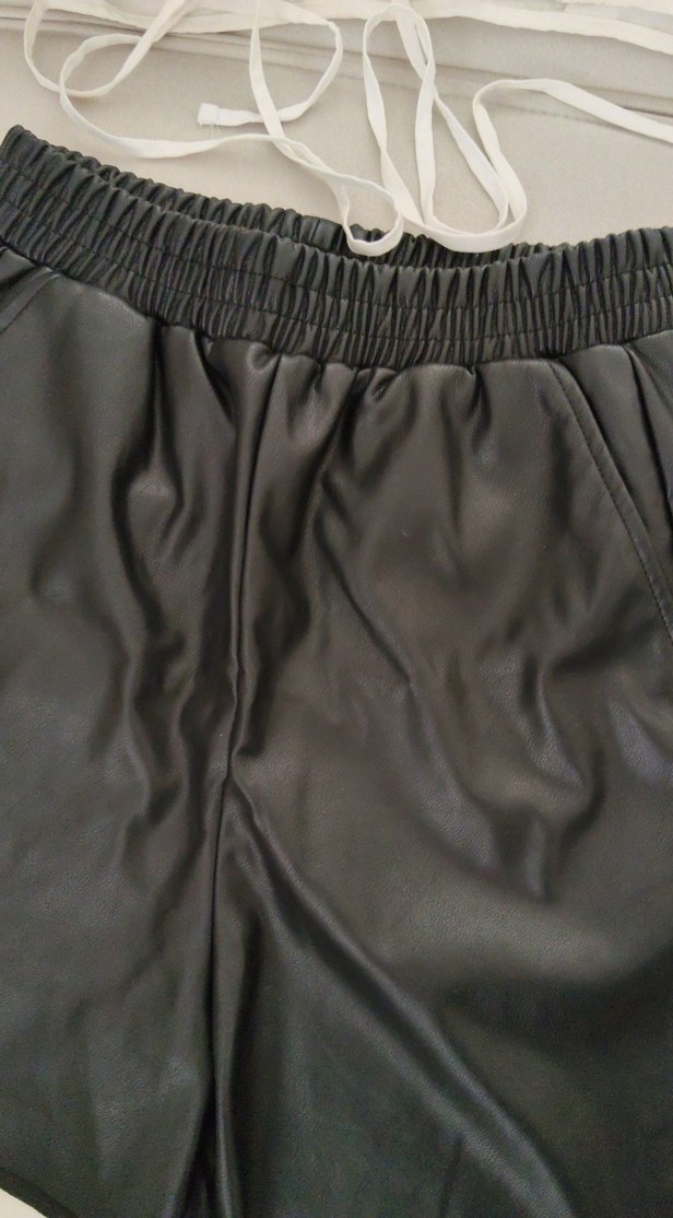 Kemer Detaylı Siyah Deri Şort gömlek hediyesidir - Görsel 3