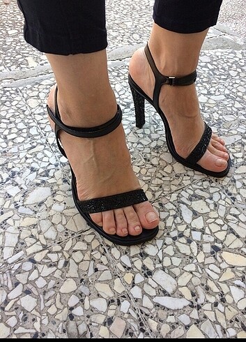 Siyah bantlı ayakkabı