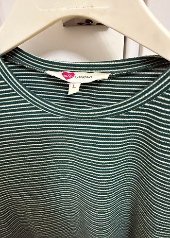 Kadın Koyu Yeşil Çizgili Pilili Tişört - Görsel 3