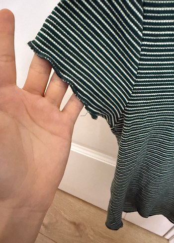 Kadın Koyu Yeşil Çizgili Pilili Tişört - Görsel 4