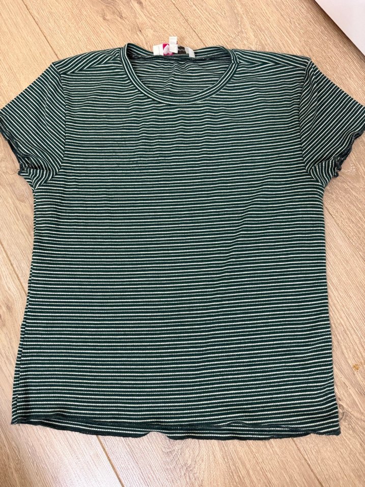Kadın Koyu Yeşil Çizgili Pilili Tişört - Görsel 2