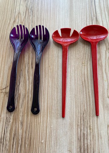 Kırmızı ve Koyu Renkli Plastik Servis Kaşıkları