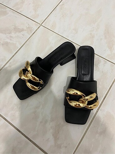Gold zincir detaylı terlik