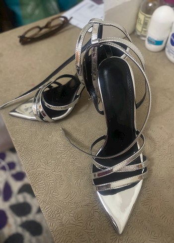 Gri Yılan Desenli Metal Tokalı Stiletto