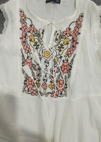 Nakışlı, volanlı, kayık yaka, beyaz kadın bluz - Görsel 2