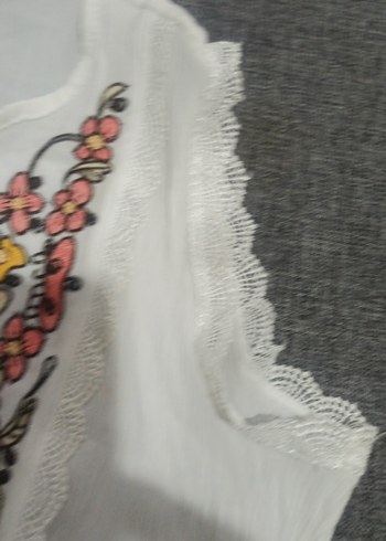 Nakışlı, volanlı, kayık yaka, beyaz kadın bluz - Görsel 6