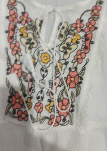 Nakışlı, volanlı, kayık yaka, beyaz kadın bluz - Görsel 5