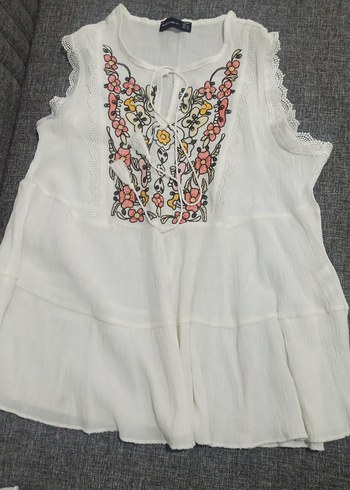 Nakışlı, volanlı, kayık yaka, beyaz kadın bluz - Görsel 3