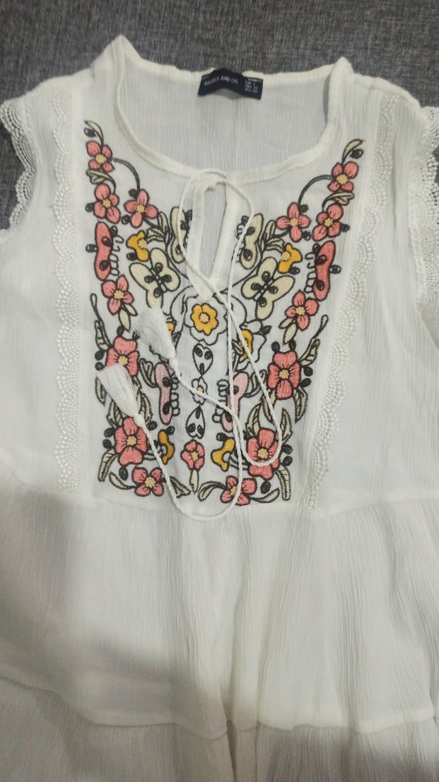 Nakışlı, volanlı, kayık yaka, beyaz kadın bluz - Görsel 2