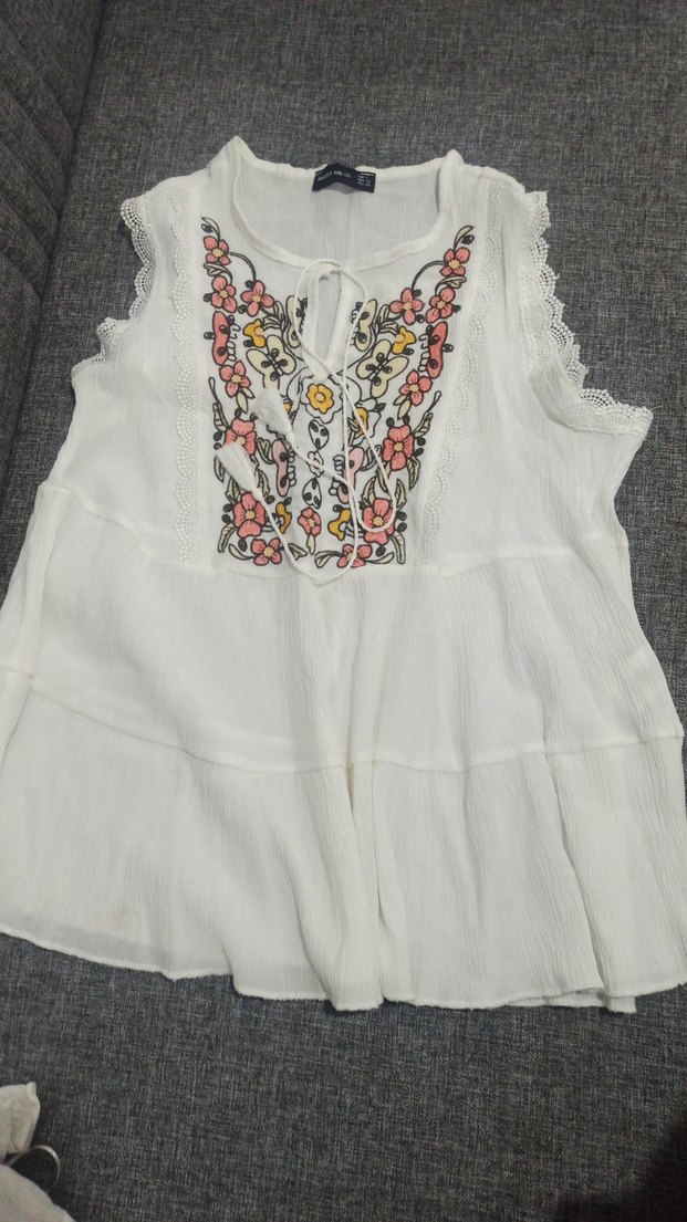 Nakışlı, volanlı, kayık yaka, beyaz kadın bluz - Görsel 3