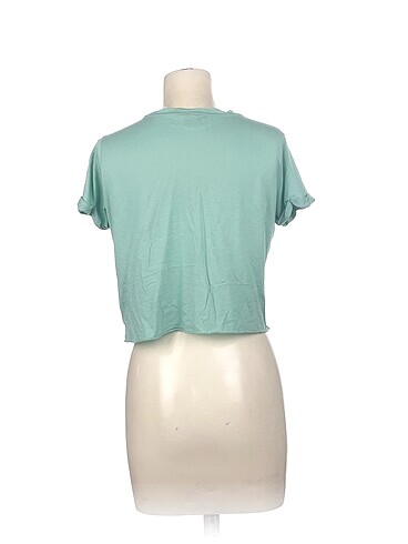 m Beden PreLoved T-shirt %70 İndirimli.