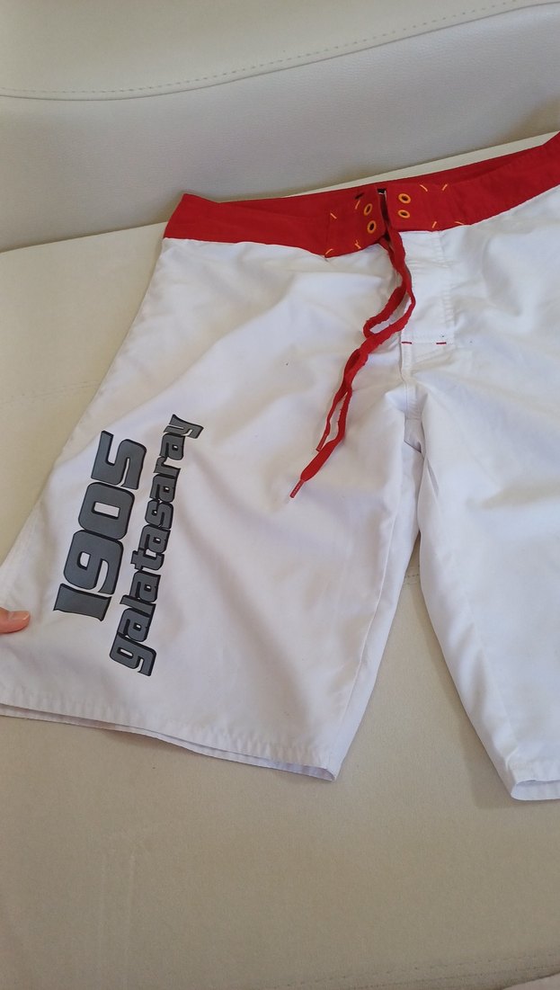 Beyaz Kırmızı Kemerli Erkek Mini Şort orjinal - Görsel 3