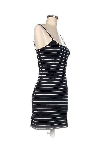 H&M H&M Kısa Elbise %70 İndirimli.