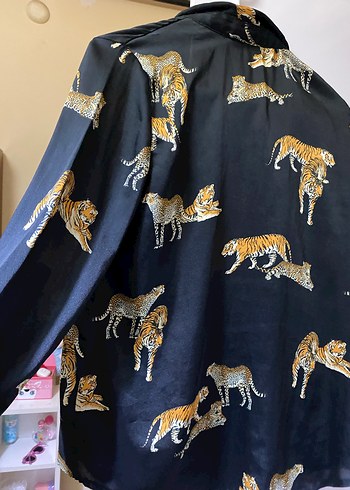 Siyah Desenli Saten Kadın Gömlek - Görsel 2