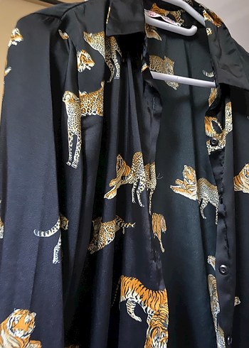 Siyah Desenli Saten Kadın Gömlek - Görsel 4