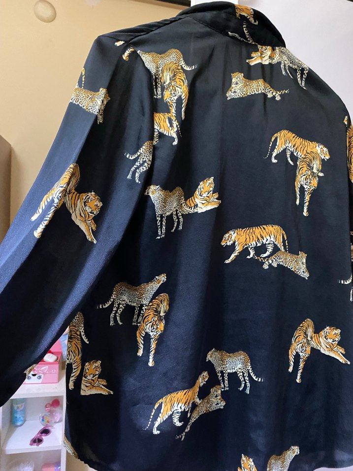 Siyah Desenli Saten Kadın Gömlek - Görsel 2