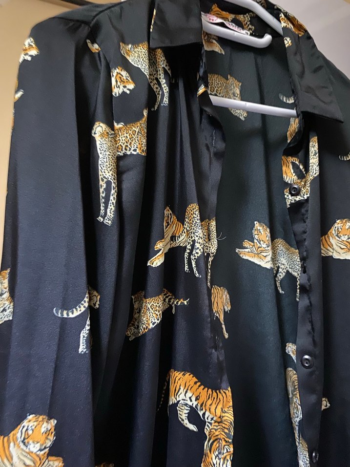 Siyah Desenli Saten Kadın Gömlek - Görsel 4