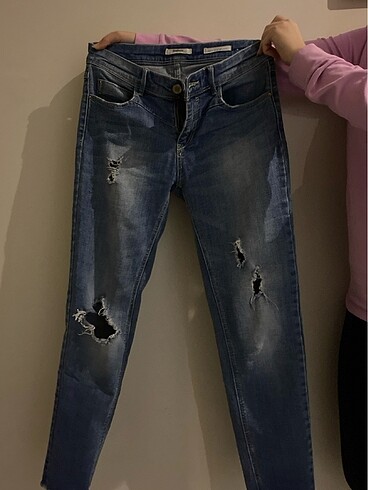 Stradivarius yırtık detay püskül paça jean