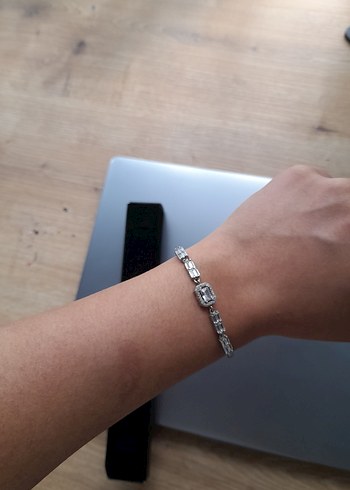 Zincir Detaylı Minimalist Kadın Bileklik - Görsel 2