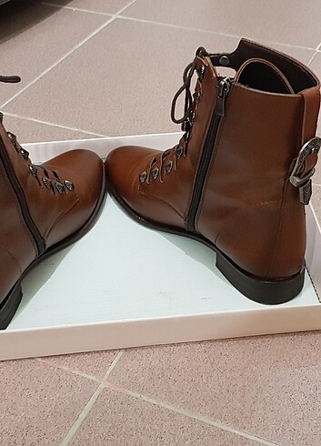 40 Beden kahverengi Renk 40 numara. Cok az giyilmistir. Taba renk