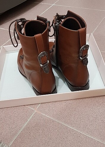 Elle 40 numara. Cok az giyilmistir. Taba renk