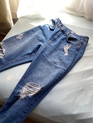 yırtık mom jean