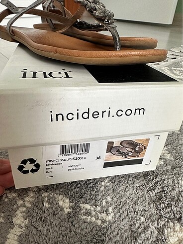 inci İnci taşlı düz sandalet