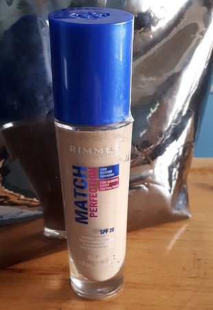 Rimmel London Match Perfection Fondöten