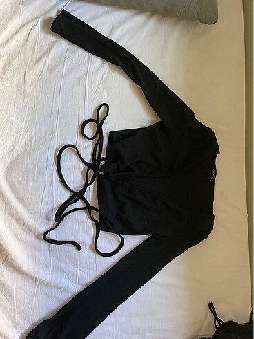 Trendyol & Milla Siyah fitilli kruvaze crop örme bluz