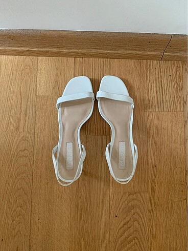 40 Beden Mango Beyaz Deri Kısa Topuklu Sandalet Ayakkabı