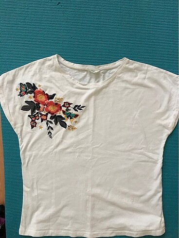 Beyaz Cicek islemeli Tshirt