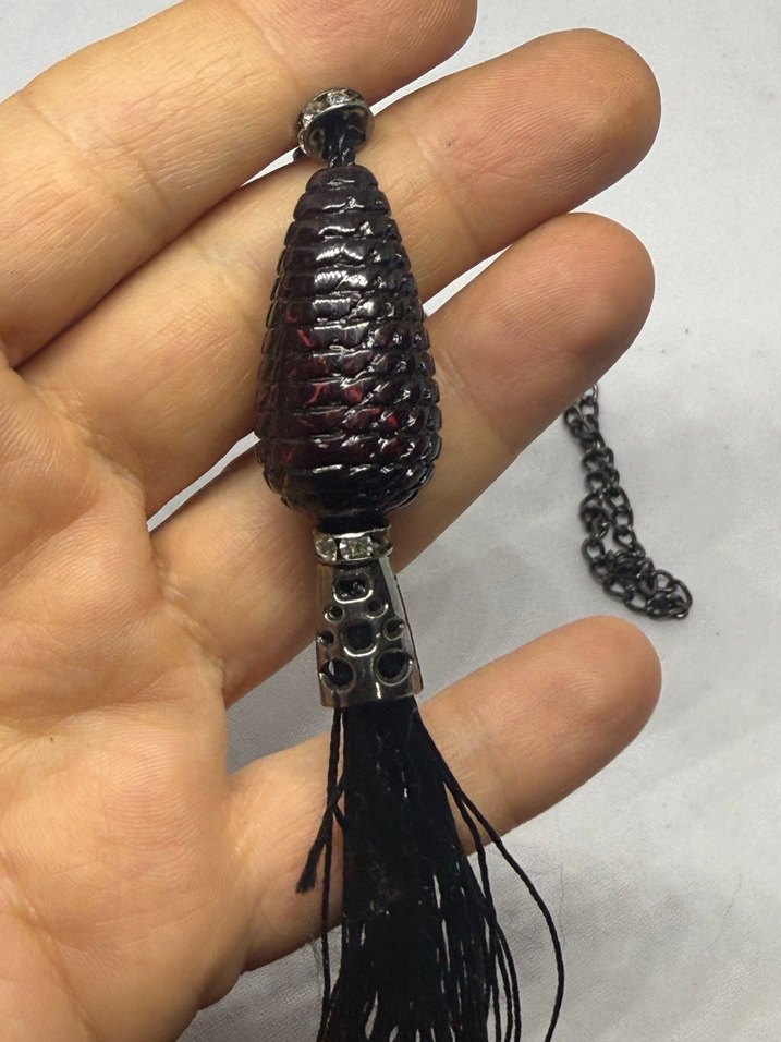 Yılan Desenli Siyah Püsküllü Uzun Kolye - Görsel 2