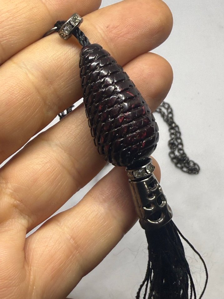 Yılan Desenli Siyah Püsküllü Uzun Kolye - Görsel 3