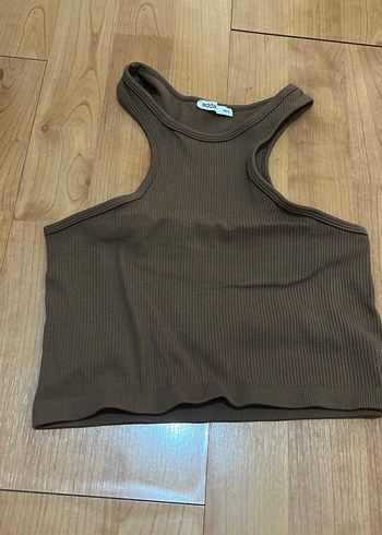 Kahverengi Yüksek Yakalı Kolsuz Crop Top