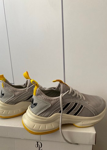 Gri Çizgili Kadın Spor Ayakkabı Elastik Detaylı