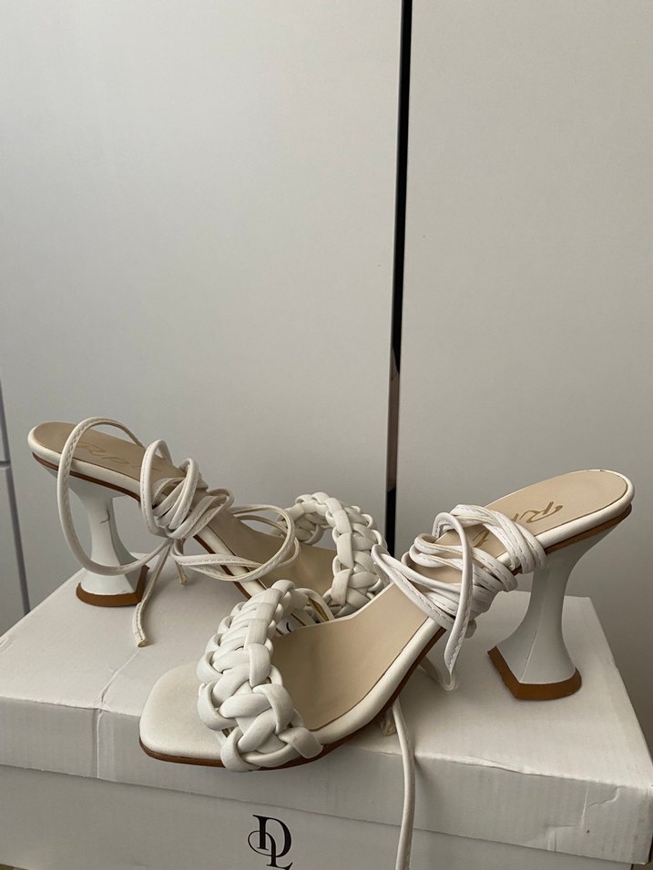 Beyaz Zincir Detaylı Kadın Sandalet - Görsel 3