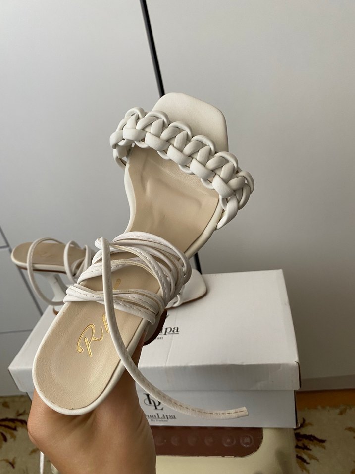 Beyaz Zincir Detaylı Kadın Sandalet - Görsel 2