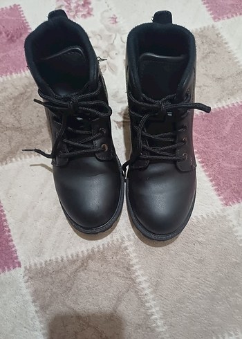 Siyah Erkek Çocuk Goth Tarzı Bot